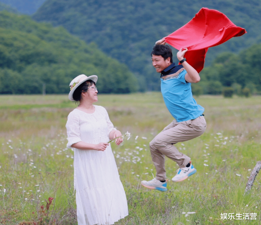 余秀华|余秀华深夜开电台求助，称杨槠策闹事还说爱她，到哪儿都是她影子