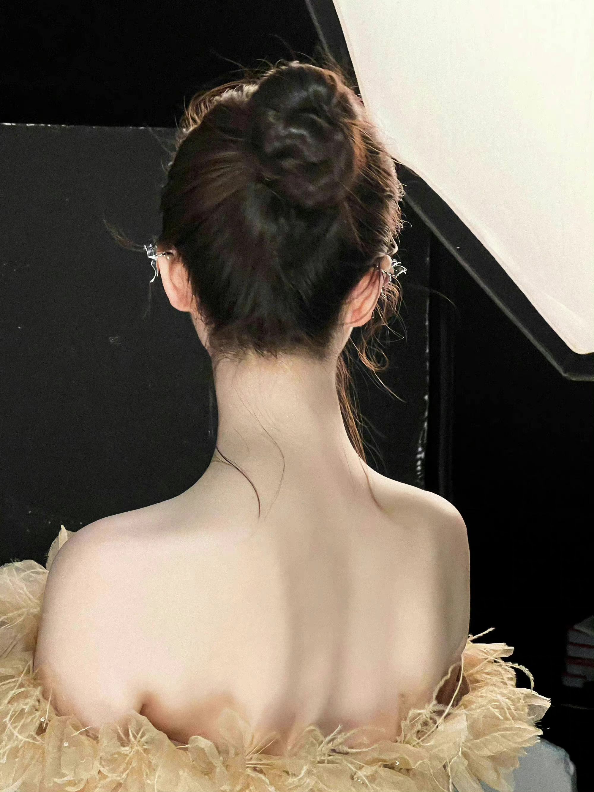 刘诗诗|35岁刘诗诗终于性感一回，穿绑带裙尽显背部线条，宛如优雅黑天鹅