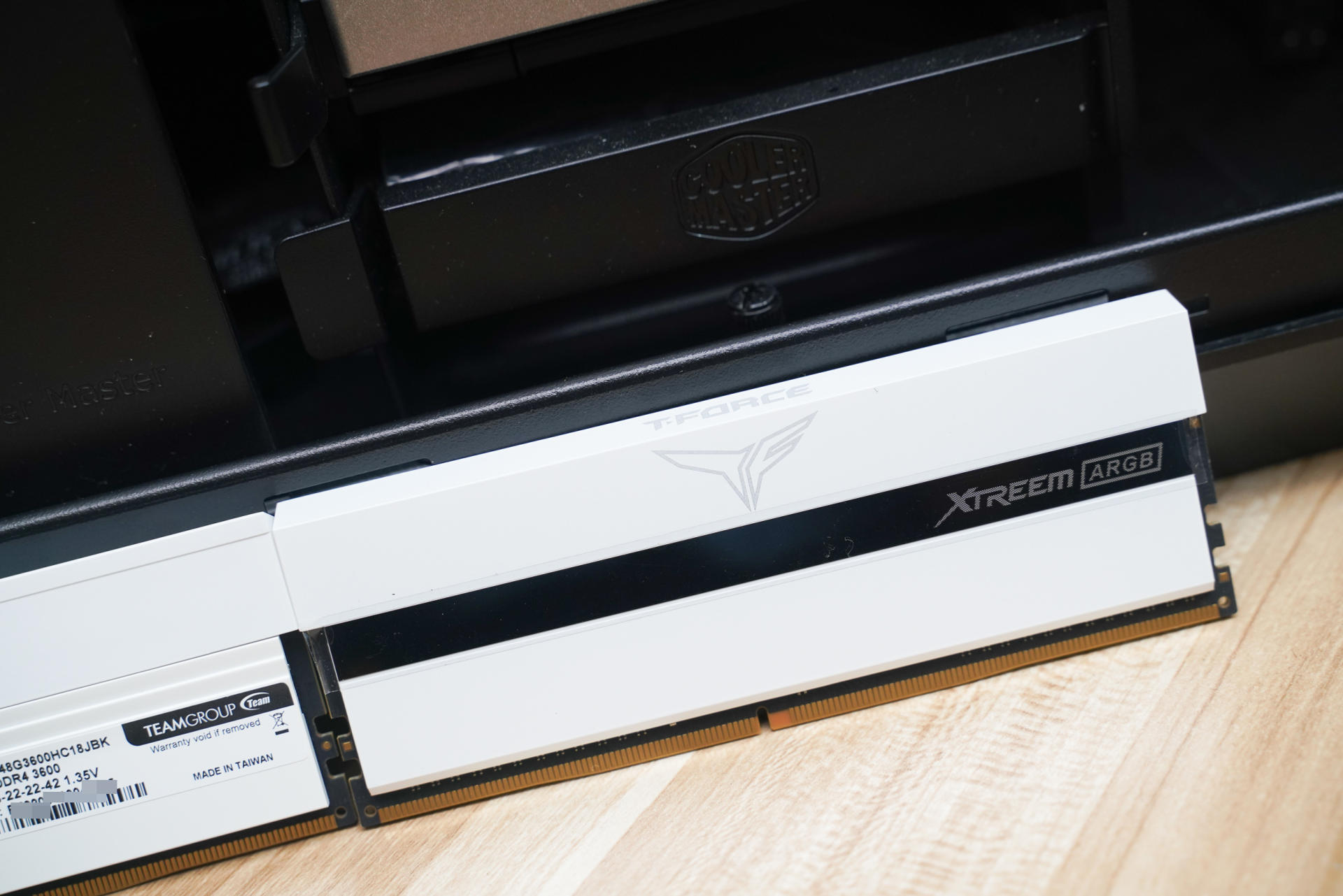 主板|高颜值高性能，一键狂超4133MHz，十铨梦境16GB电竞马甲灯条评测