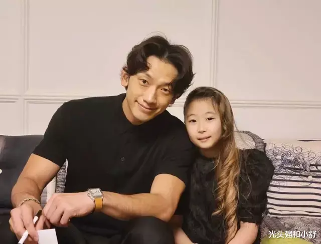 金泰希|偶遇金泰希观看Rain演出,女儿首露面被夸可爱,身高已到妈妈腰部