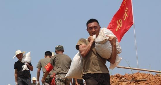 2019年退伍军人抓小偷,见是十几岁孩子不忍下手,不料反被刺5刀