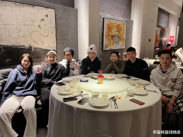 聚会|人生赢家！国羽27岁奥运冠军带女友参加聚会，美丽舞者身材傲人