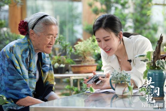 田朴珺|田朴珺这次真被这张脸拖累了，新书发布身材如此窈窕，脸却僵到认不出