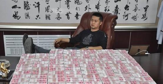 租赁|煤老板的奢侈生活，花8亿买“衣服”，拥有100套房，身份却很特殊