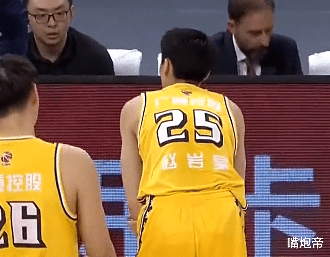 赵岩昊|辽宁全队督战，赵岩昊担架抬走！广厦三少只剩一少，王哲林太狠了