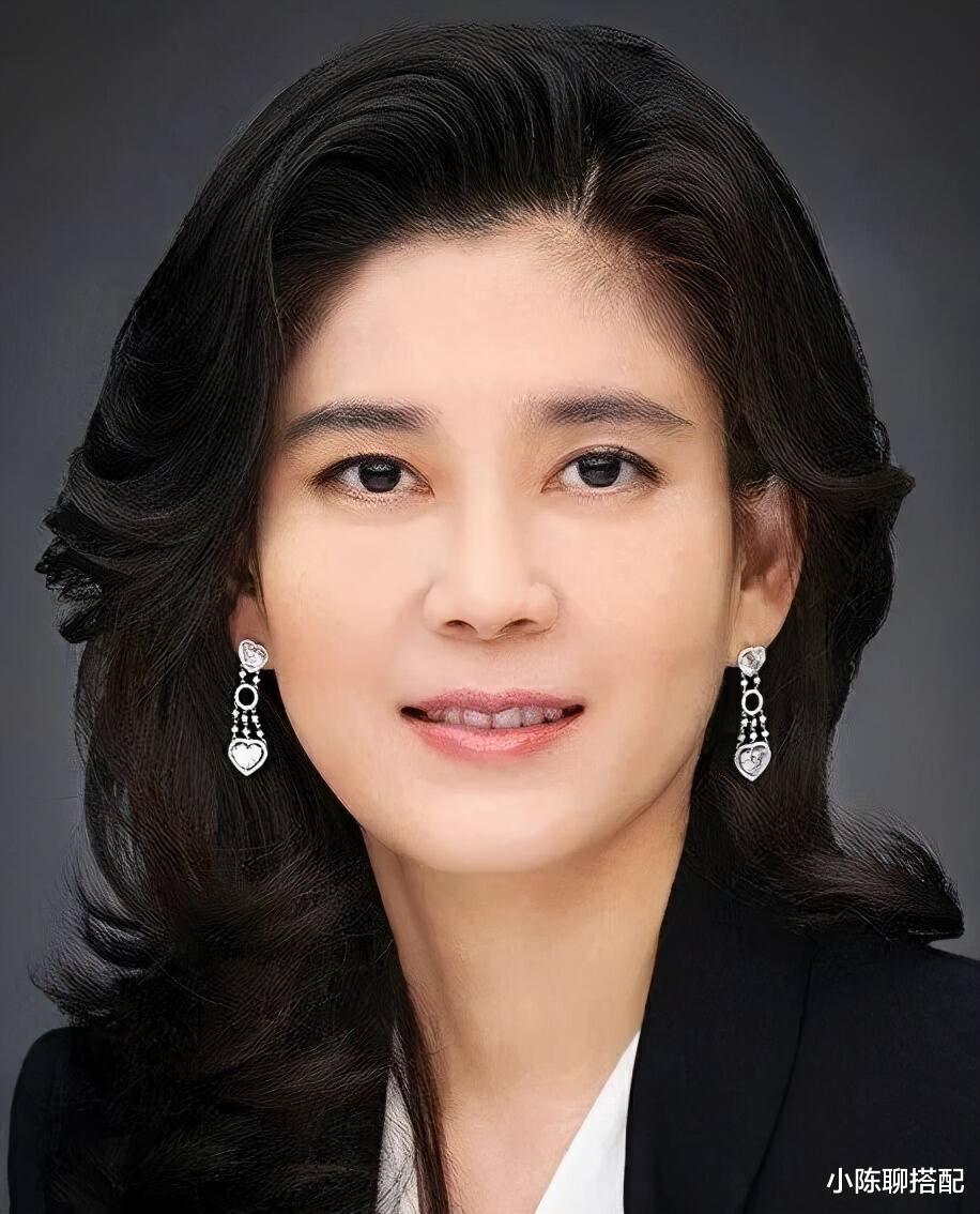 编发 真正有眼界的女人，穿衣打扮不会太张扬！瞧这几位真名媛就知道了