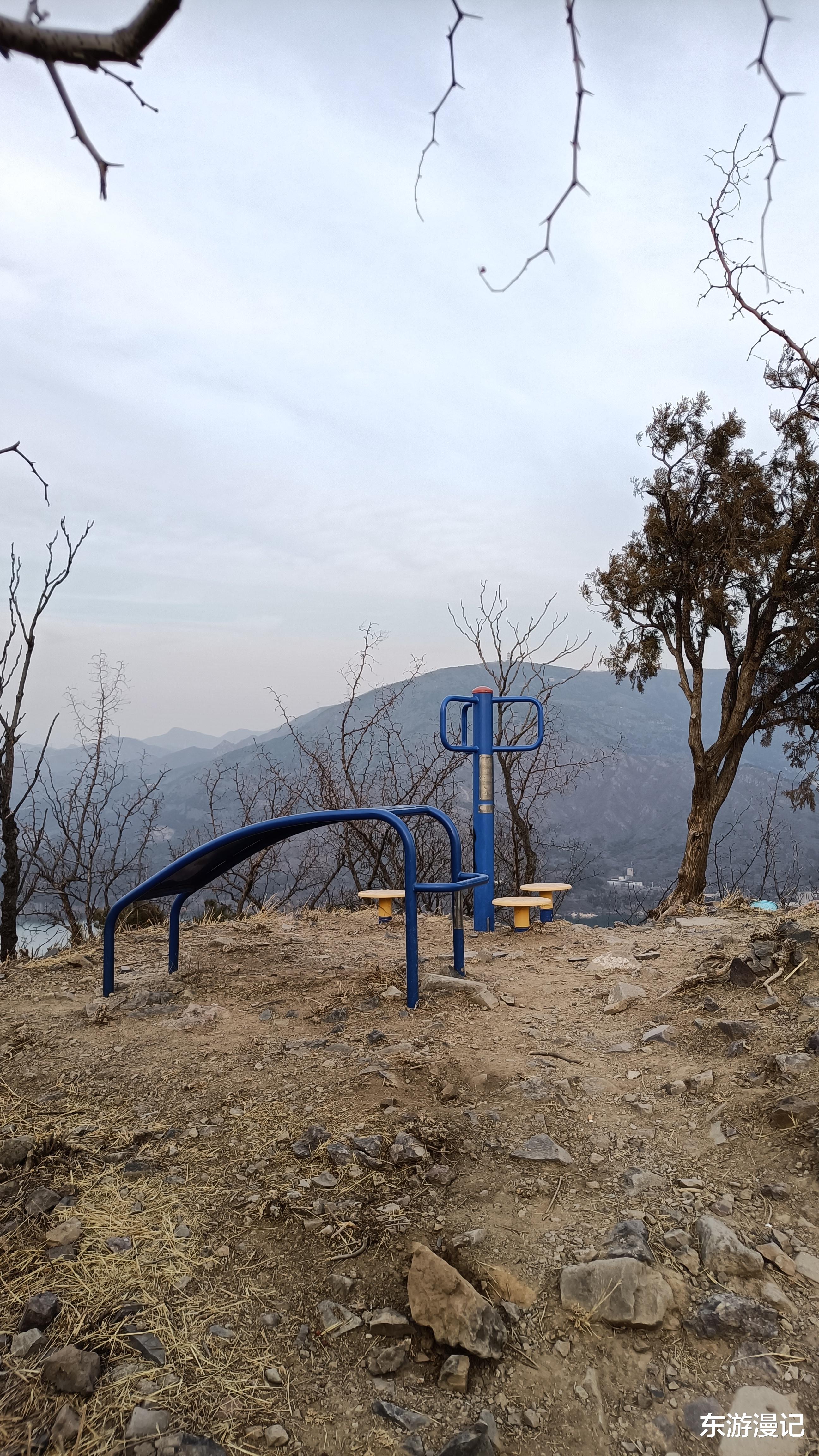 星期五下午登上山顶,俯瞰十三陵水库全貌