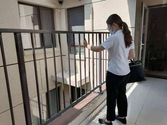 住连廊房很是苦恼，后来换成楼梯房，居住感舒服多了！