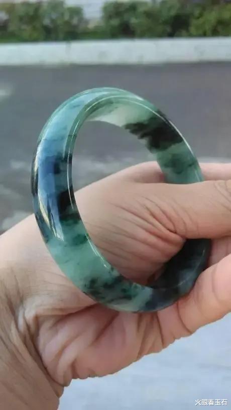 翡翠|翠友6万买只翡翠飘花手镯,老板称价值翻倍,没想到如今估价6千