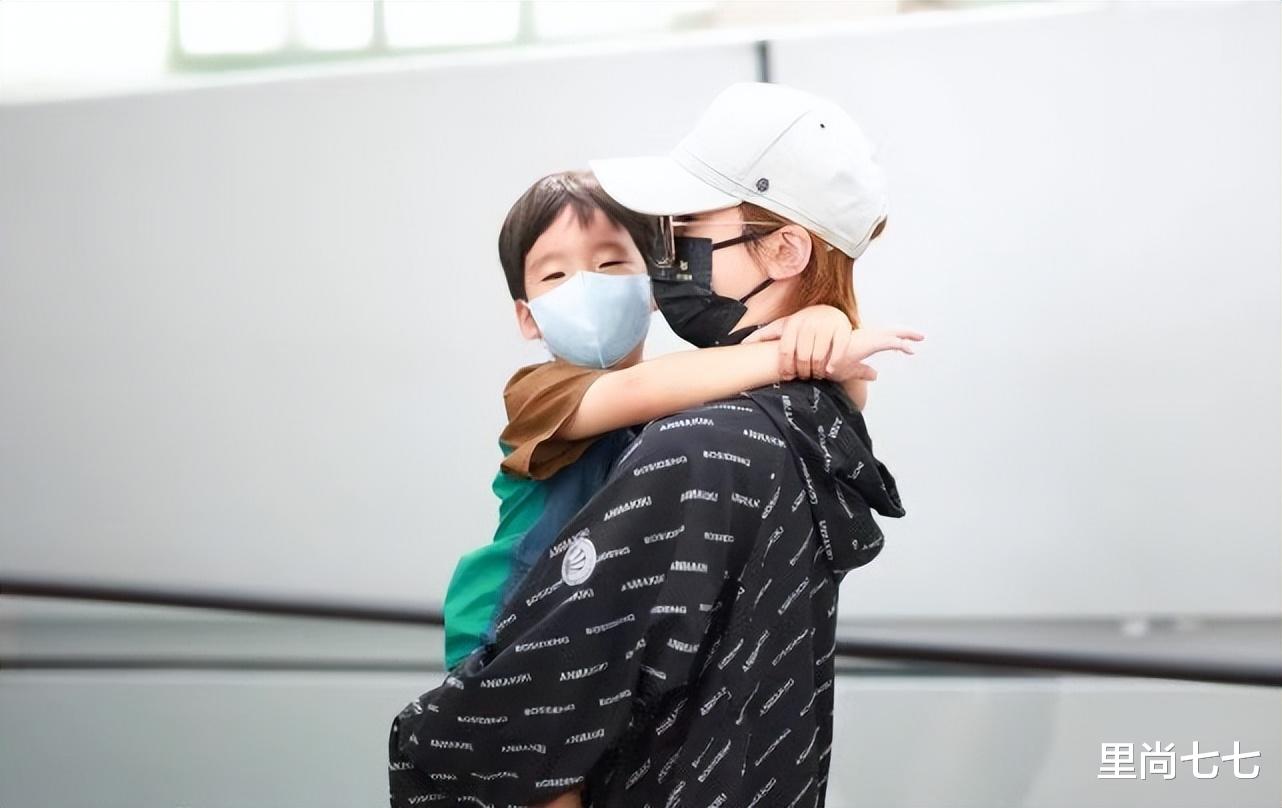 谢楠带儿子走机场，穿运动装肌肉腿堪比运动员，儿子眉眼超像她