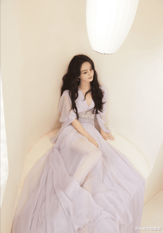 赵丽颖|薰衣草的束腰礼服搭配大波浪头发，赵丽颖大秀熟女魅力！