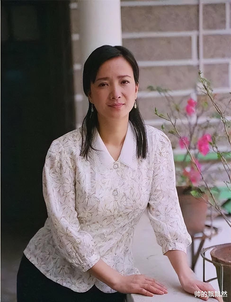 何晴|何晴：父亲早逝母亲患脑出血垂危，与许亚军离婚后，她还好吗？