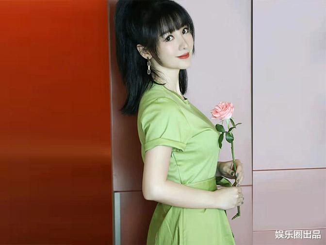 柳岩|柳岩穿圆领长裙拍大片，在领口放鲜花惹争议，网友：没看懂