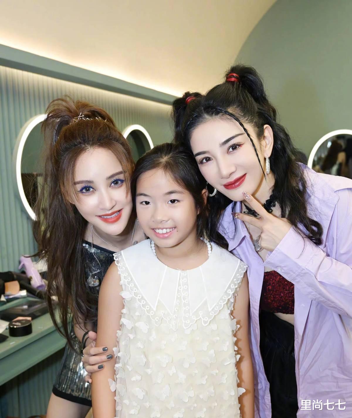 黄奕|黄奕女儿真是人生赢家，与众浪姐合影，土味混搭太格格不入了