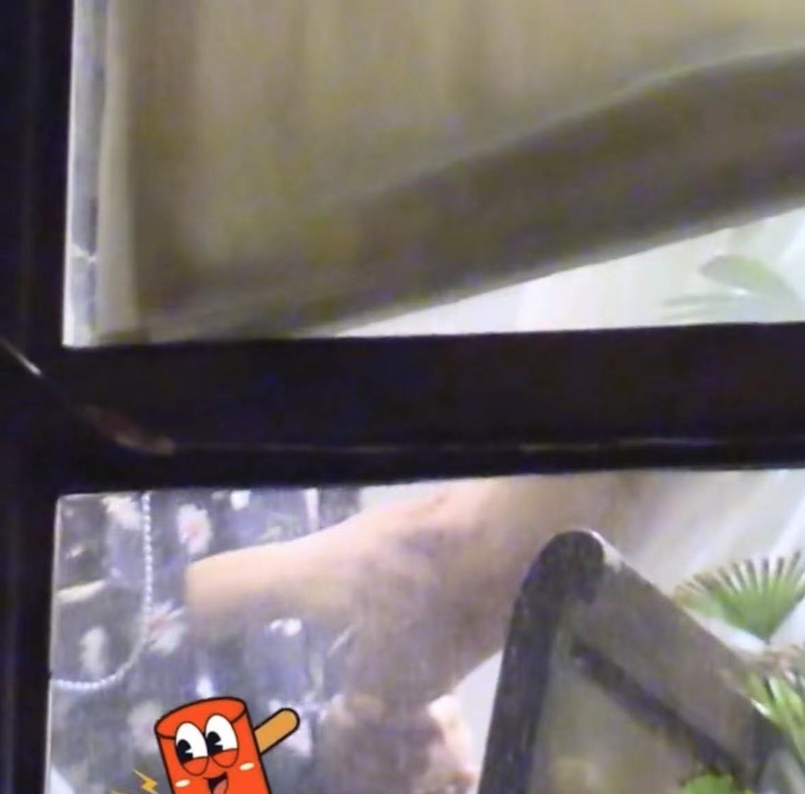 董洁|董洁深夜素颜现身聚会,和男子互诉衷肠搂抱,男方紧牵另一女性手