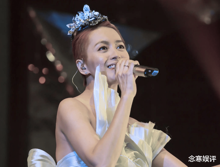 梁咏琪|46岁梁咏琪跟歌迷在酒店聚会，肤白貌美似少女，身形消瘦令人担心