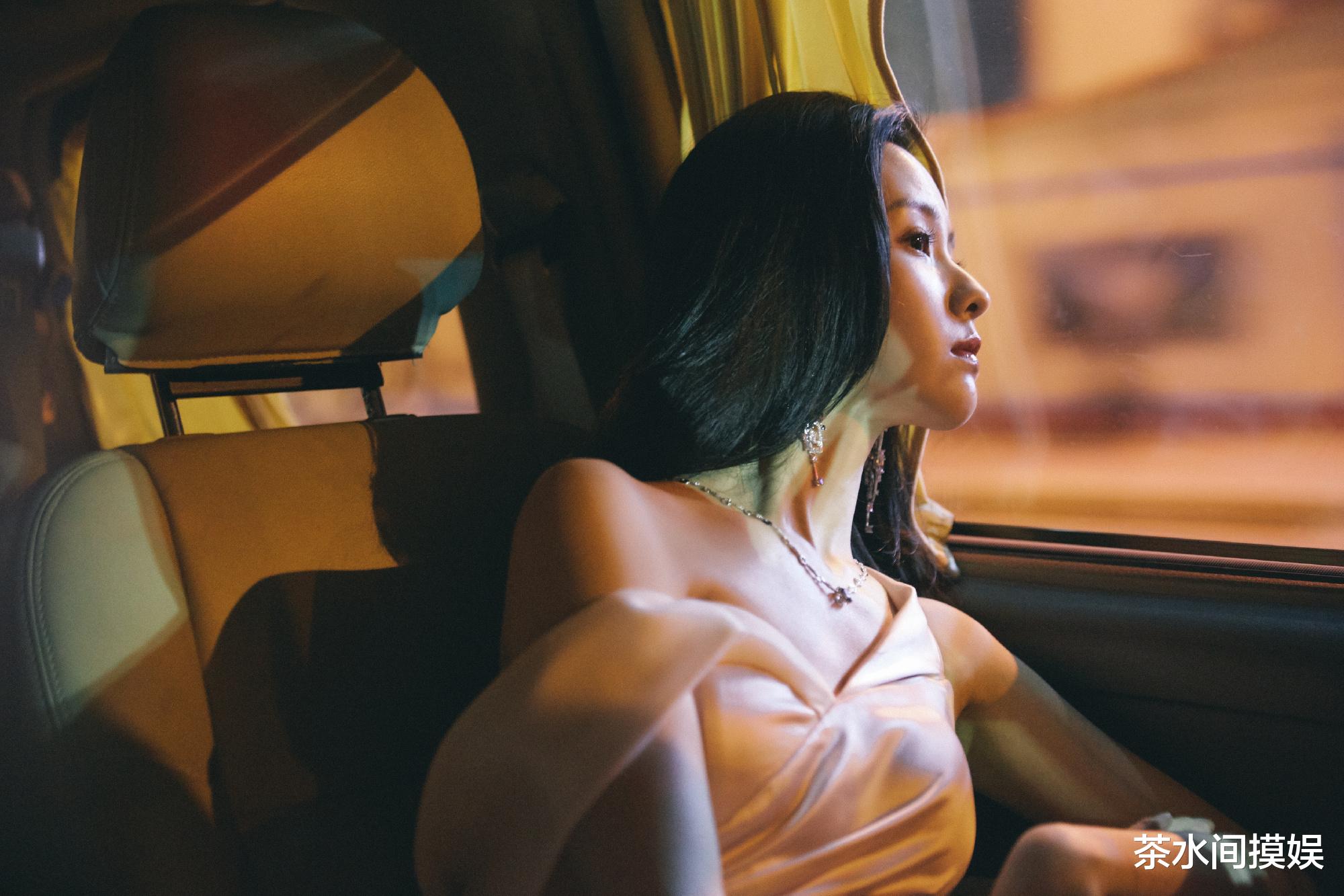 周冬雨|寡淡脸一遇港风就惊艳？周冬雨霸总，毛晓彤惊艳，鞠婧祎改头换面