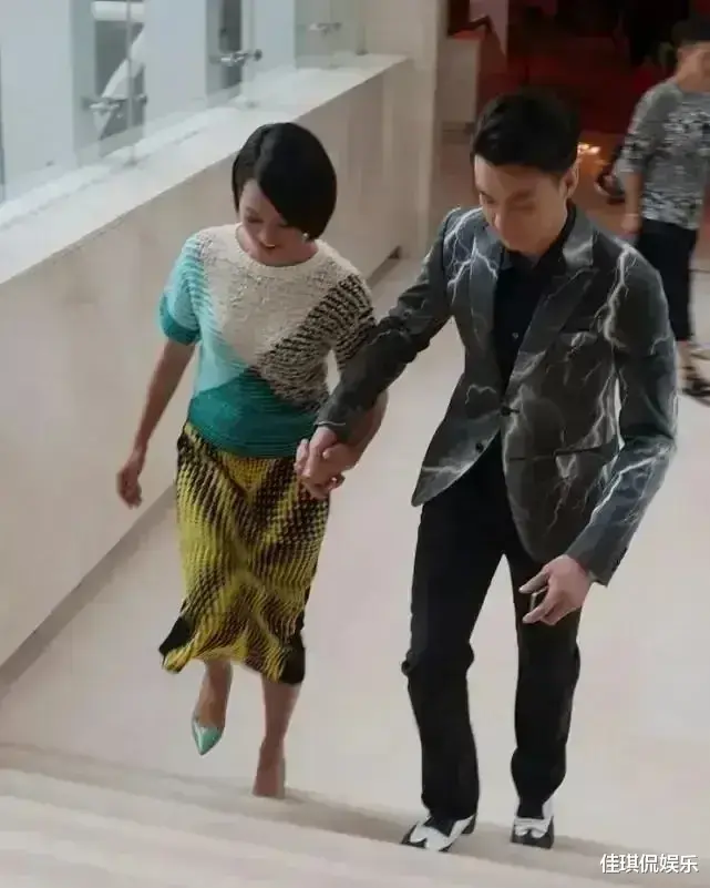 朱丹|41岁朱丹和40岁老公周一围合体秀恩爱！周一围帅气依旧，可是朱丹却老态尽显