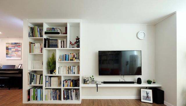 普通人的93,客厅沙发不靠墙,卧室一分为二装书房,装修不普通