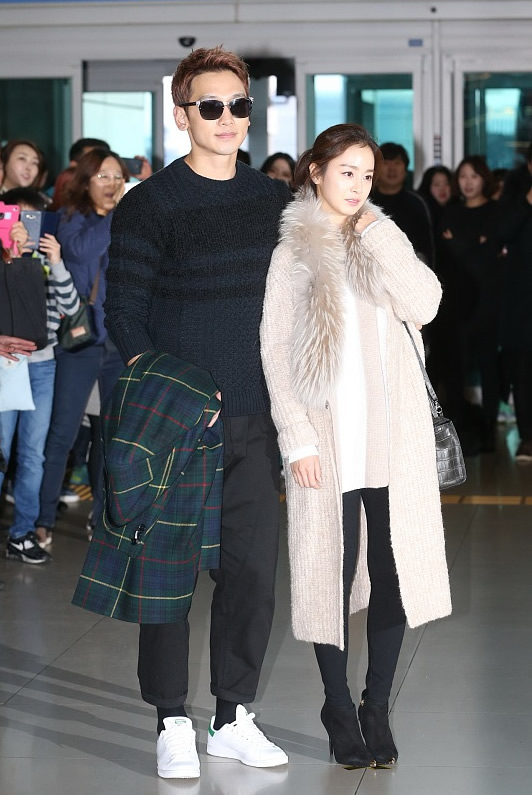 金泰熙拍新剧,丸子头配桔色大衣搭白毛衣优雅时尚很美丽,真年轻