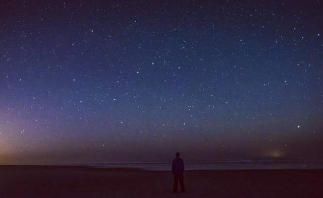 为什么夜空是黑的?你认为的“正常”,其实隐藏着令人绝望的事实
