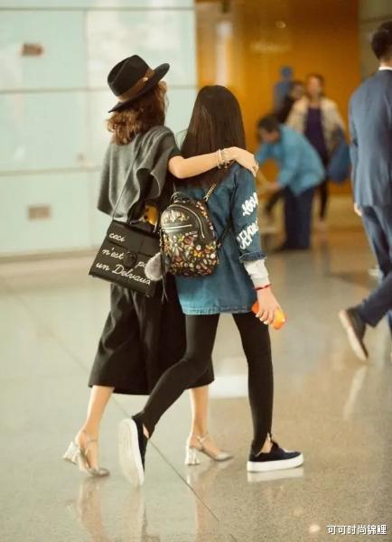 蔡徐坤|章子怡携继女走机场，穿纯色素装显大气，小苹果身高接近170