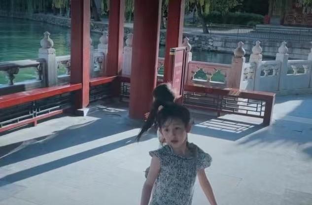 孙莉|孙莉带孩子北海游，儿子正脸曝光，长相如复制粘贴，疑为综艺铺路