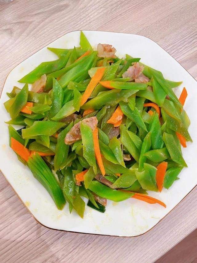 张馨予|张馨予晒自家小院子，亲力亲为，耕种了3000株植物，网友：羡慕！