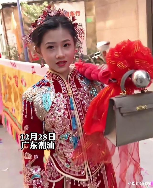 广东:15岁少女扛人杰地灵标旗迎新年,本地高颜值未婚女孩才能扛