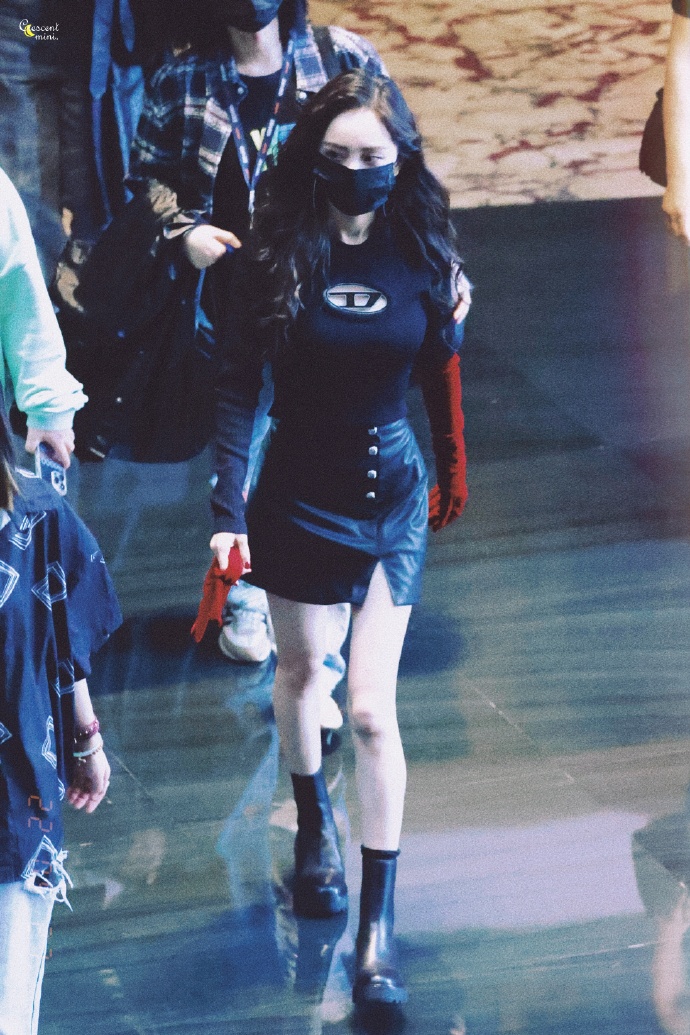 杨幂|杨幂私服绝了！胸前镂空展现性感，红手套简直是画龙点睛