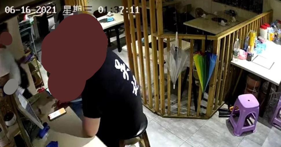 内贼!男子“偷换收款码”盗窃40万:获刑15个月,父子俩拒还钱!