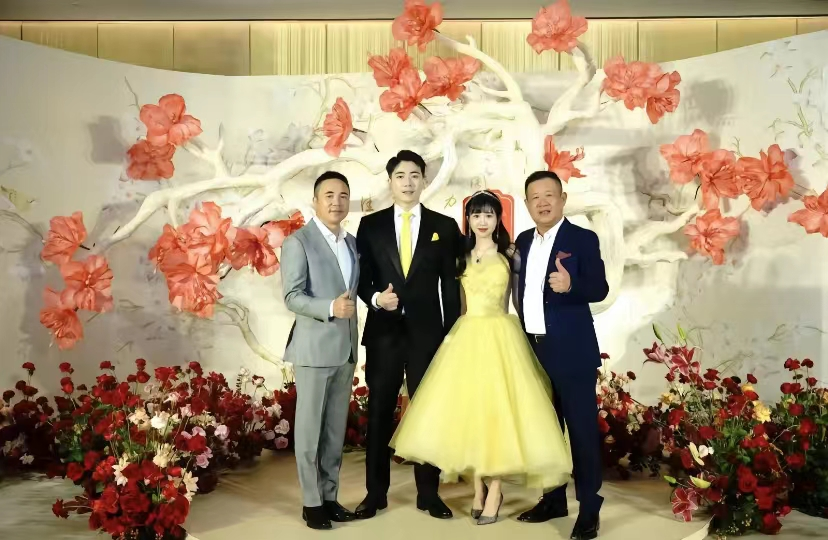 豪门|豪门联姻!特步公主与七匹狼公子订婚,女方爸爸喊话事业请多扶持