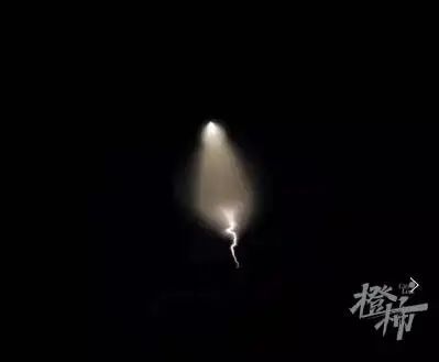 巨大发光体划破天际,数十秒后突然消失!多地网友目击的不明飞行物