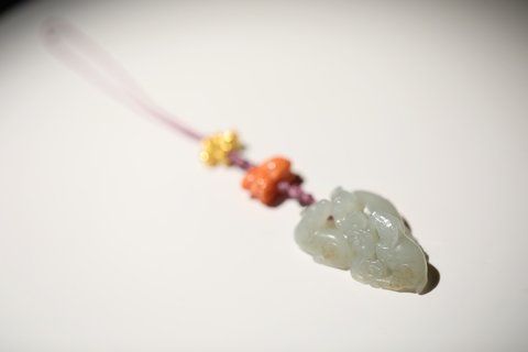 |和田白玉籽玉留皮三羊多宝挂坠