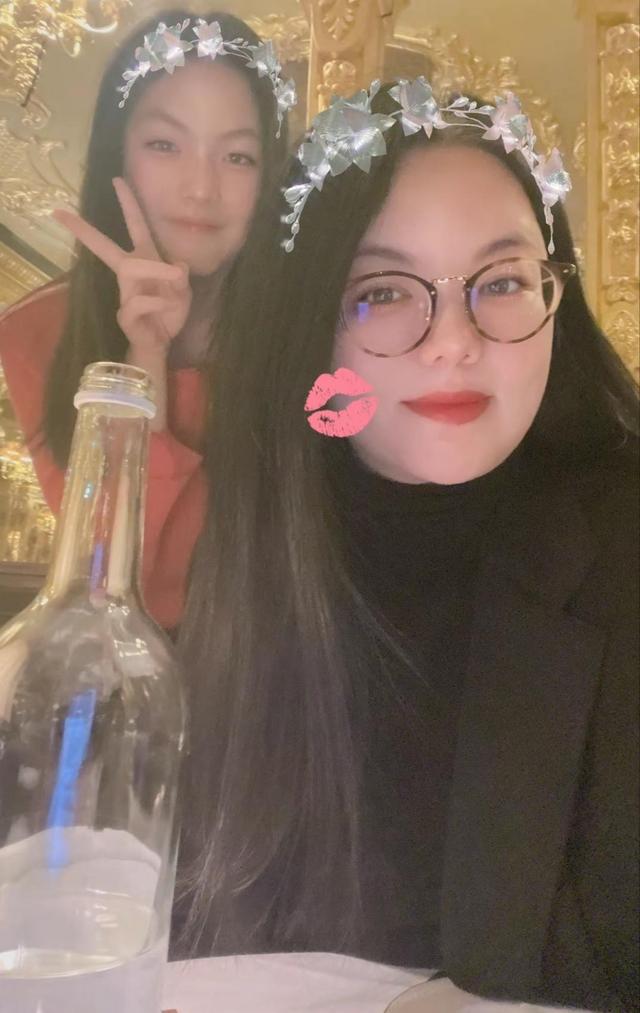 李湘|李湘带女儿吃西餐过年,西服披肩气场强大,王诗龄戴廉价头花合拍