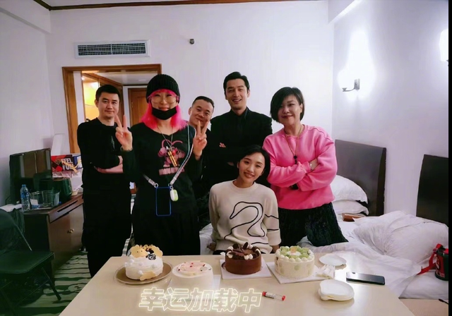 胡歌|官宣结婚后胡歌首现身，西装白领带心情巨好！和老婆同框工作照被曝出