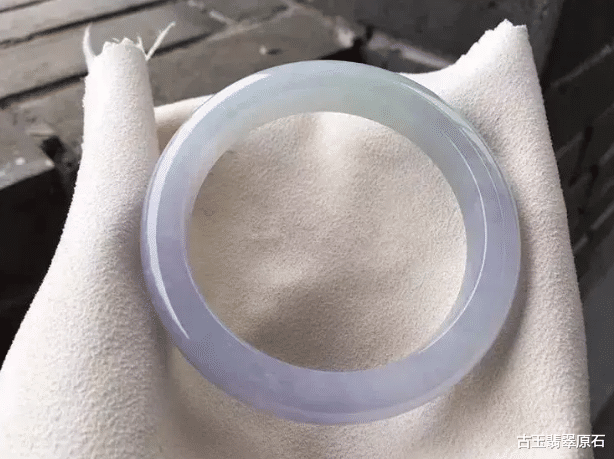 翡翠|角落里无人问津的翡翠原石，帅哥自信买下，谁知竟切出“罕见”冰紫！