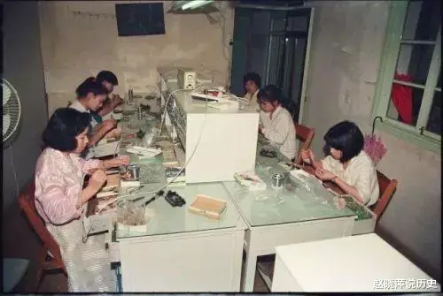 江南皮革厂倒闭,老板黄鹤欠债3。5亿,真的带着小姨子跑路了?