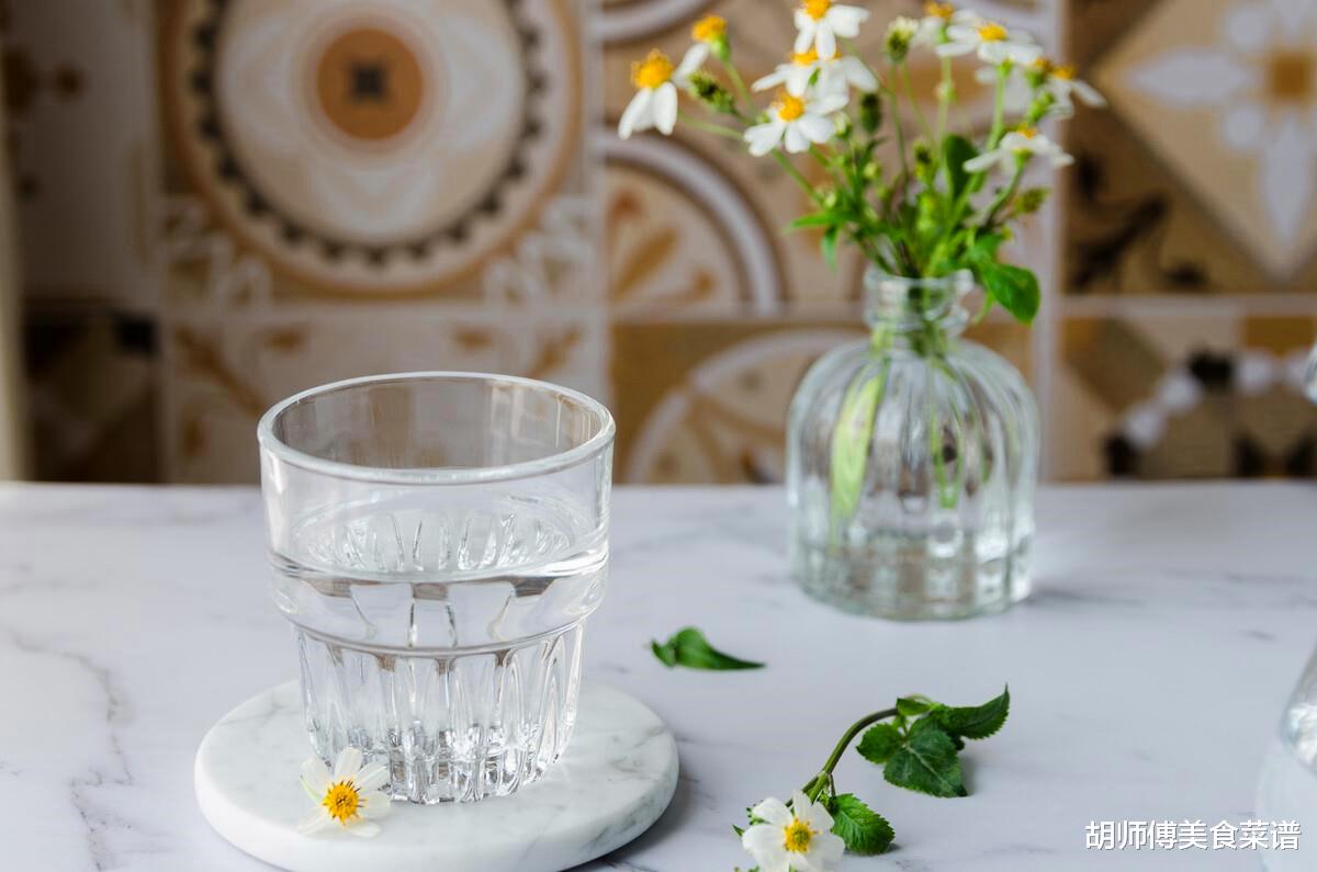 空腹|早上空腹喝水,比不吃早餐的危害还大?现在终于有正确的答案了