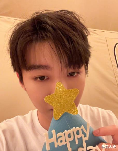 王俊凯|王俊凯被曝将宣告退圈,工作室已停更一个月,粉丝情绪激动要说法