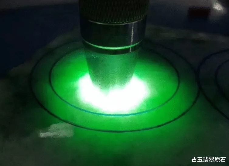 翡翠|起初遭人嫌弃的一块木那料子，拿去加工打磨了一番，成品竟美得让人挪不开眼
