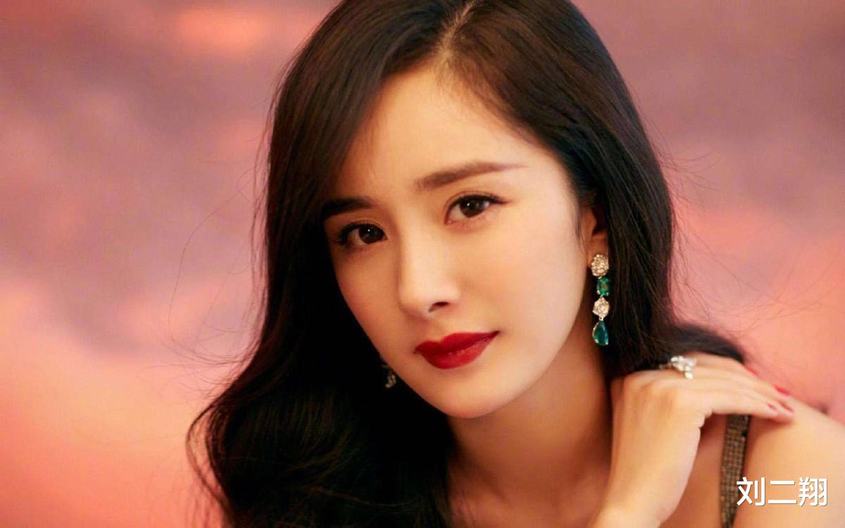 倪妮|15位女明星泳装照大不同：杨幂大秀火辣身材，关晓彤格外保守