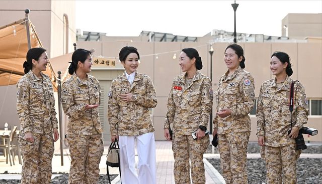 穿衣搭配 韩国夫人罕见穿军装，看上去又年轻了不少，在一群女兵中美成焦点