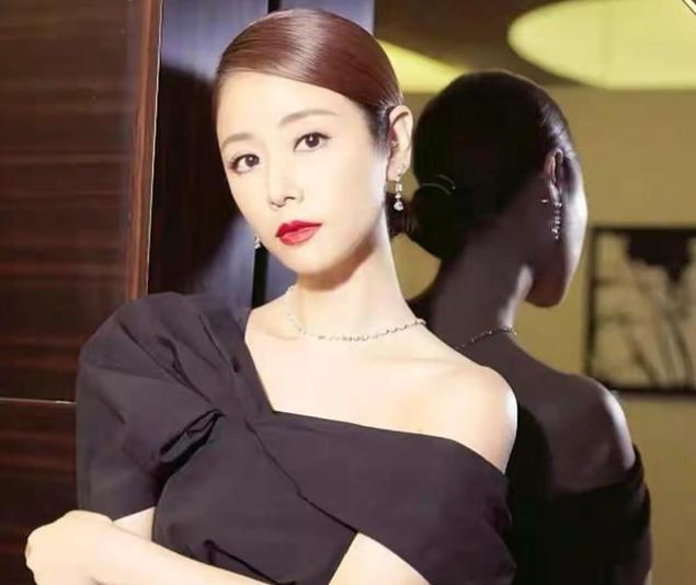 林心如|林心如晒“男友视角”的度假照，穿泳衣秀好身材，霍建华尽力配合