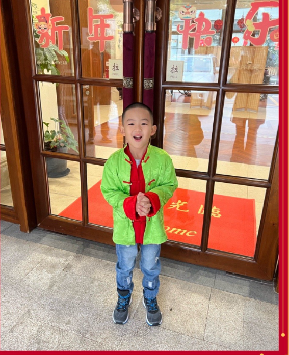 高曙光|高曙光富商妻子晒全家福！染红发笑到眯眼，6岁儿子握拳一脸顽皮