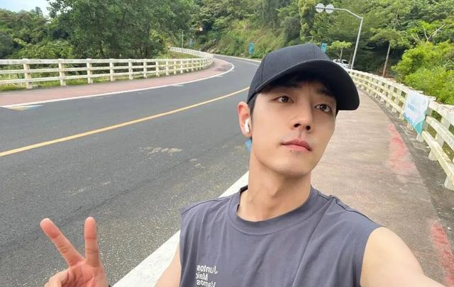 肖战|肖战夜间发布全新自拍,热度爆棚,仅用一小时突破两百万点赞!