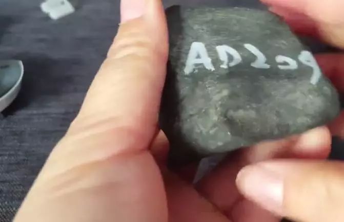 翡翠|瞒着老婆花5千买的翡翠原石,切出了极品墨翠,回家不用跪了!