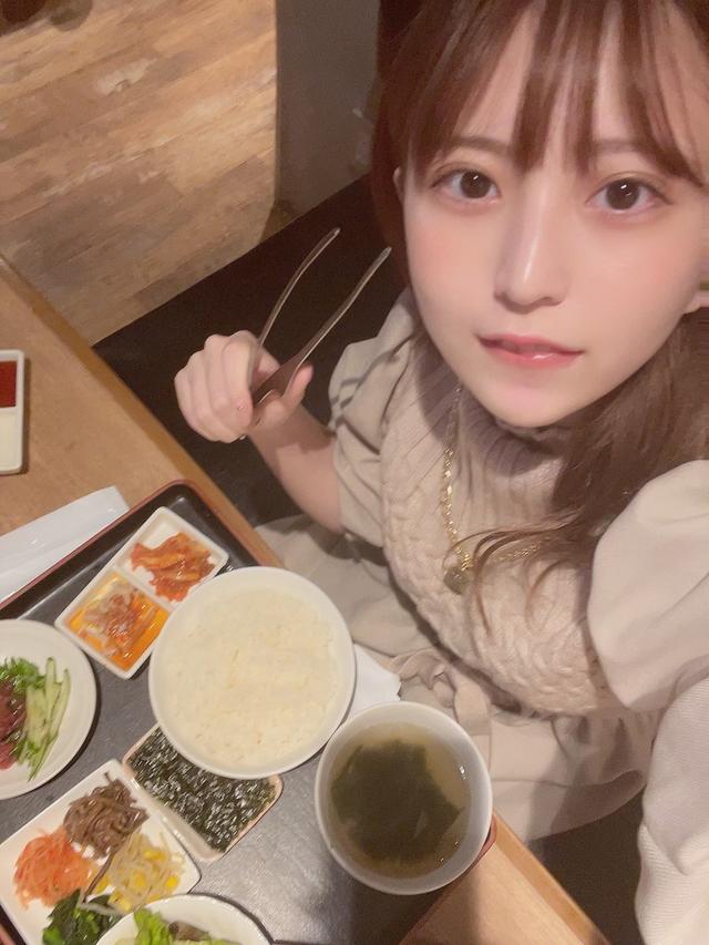 漫画家|美女漫画家公开水手服的装扮,粉丝疾呼:太夸张