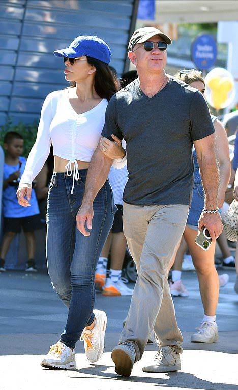 伊隆·马斯克|马斯克光膀子度假太吸睛！又白又胖好喜感，不如贝索斯自律