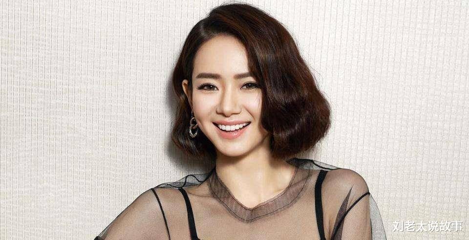 扫黑行动|戚薇起床直接撩开被子，却忘记自己穿的睡裙，导演组都来不及救场